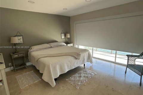 Condo in North Miami Beach, Florida, 2 bedrooms № 1989281 - photo 11