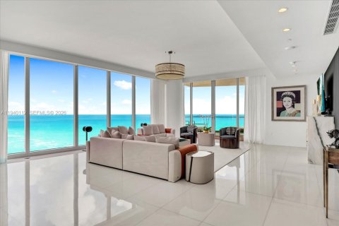 Condo in Sunny Isles Beach, Florida, 4 bedrooms  № 1997957 - photo 2