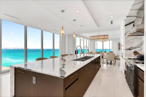 Condo in Sunny Isles Beach, Florida, 4 bedrooms  № 1997957 - photo 12