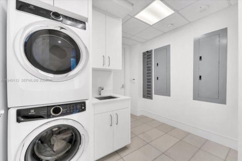 Condo in Sunny Isles Beach, Florida, 4 bedrooms  № 1997957 - photo 30