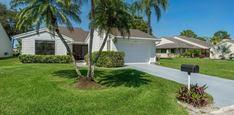 House in Palm Beach Gardens, Florida 2 bedrooms, 165.18 sq.m. № 2082932