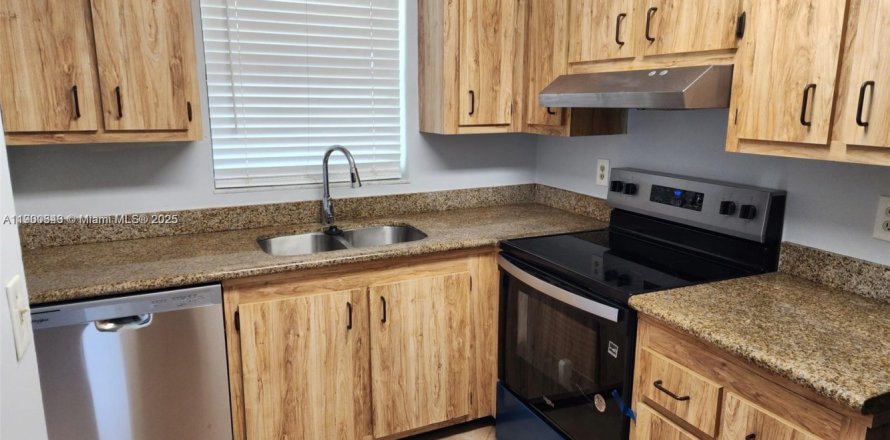 Condominio en Tamarac, Florida, 2 dormitorios  № 1952060