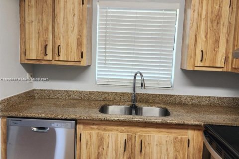 Condominio en alquiler en Tamarac, Florida, 2 dormitorios, 72 m2 № 1952060 - foto 2