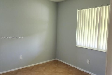 Condominio en alquiler en Tamarac, Florida, 2 dormitorios, 72 m2 № 1952060 - foto 13