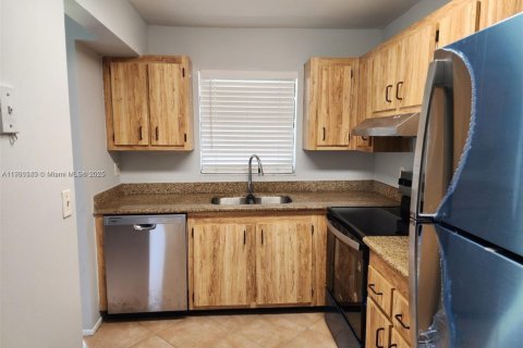 Condominio en alquiler en Tamarac, Florida, 2 dormitorios, 72 m2 № 1952060 - foto 4