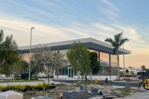 Commercial property in Hallandale Beach, Florida № 2046157