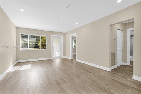 Propiedad comercial en venta en Biscayne Park, Florida, 167.22 m2 № 2032795 - foto 20