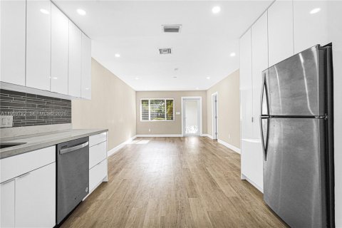 Propiedad comercial en venta en Biscayne Park, Florida, 167.22 m2 № 2032795 - foto 3