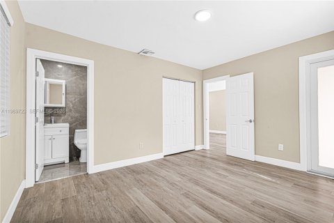 Propiedad comercial en venta en Biscayne Park, Florida, 167.22 m2 № 2032795 - foto 13