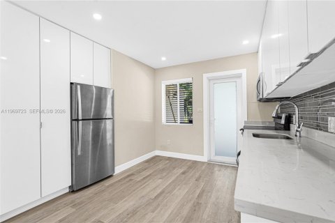 Propiedad comercial en venta en Biscayne Park, Florida, 167.22 m2 № 2032795 - foto 7