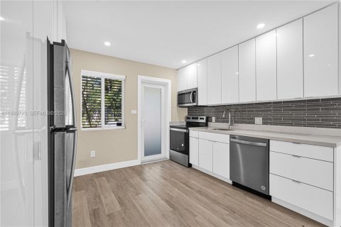 Propiedad comercial en venta en Biscayne Park, Florida, 167.22 m2 № 2032795 - foto 6