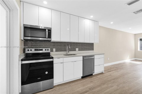 Propiedad comercial en venta en Biscayne Park, Florida, 167.22 m2 № 2032795 - foto 4