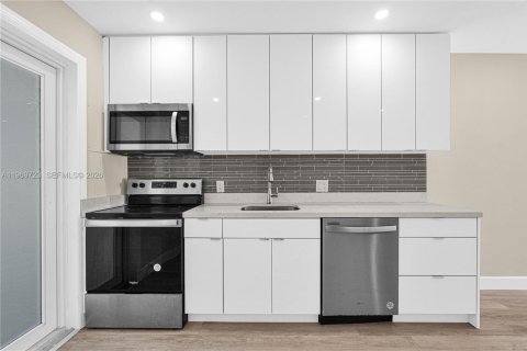 Propiedad comercial en venta en Biscayne Park, Florida, 167.22 m2 № 2032795 - foto 5