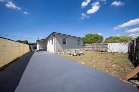House in Hialeah, Florida 2 bedrooms, 76.64 sq.m. № 1860185 - photo 21