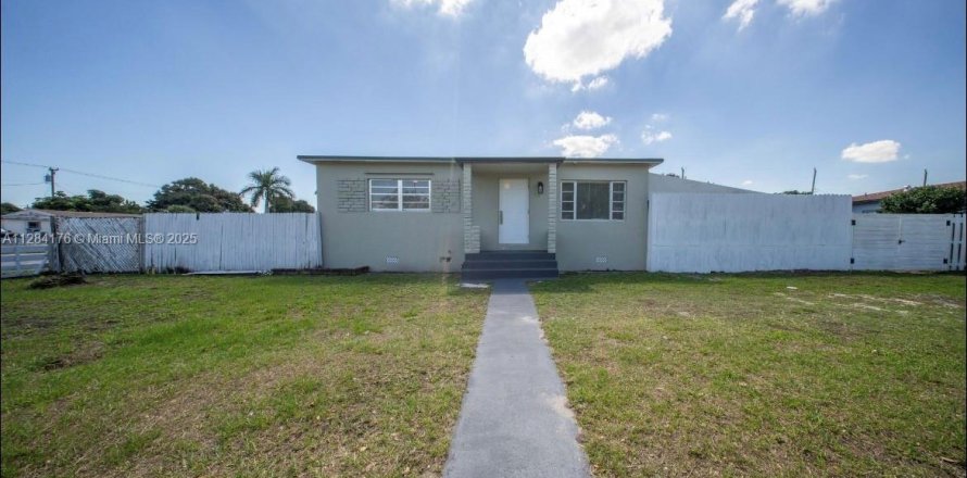 House in Hialeah, Florida 2 bedrooms, 76.64 sq.m. № 1860185