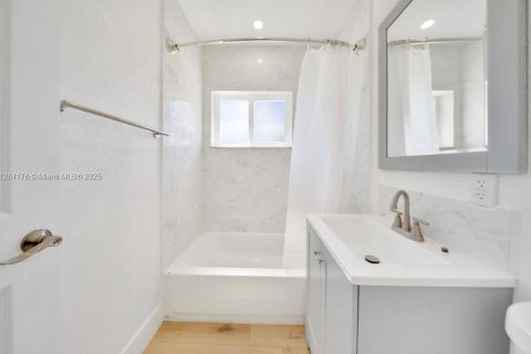 House in Hialeah, Florida 2 bedrooms, 76.64 sq.m. № 1860185 - photo 19