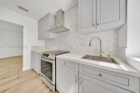 House in Hialeah, Florida 2 bedrooms, 76.64 sq.m. № 1860185 - photo 4