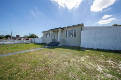 House in Hialeah, Florida 2 bedrooms, 76.64 sq.m. № 1860185 - photo 22
