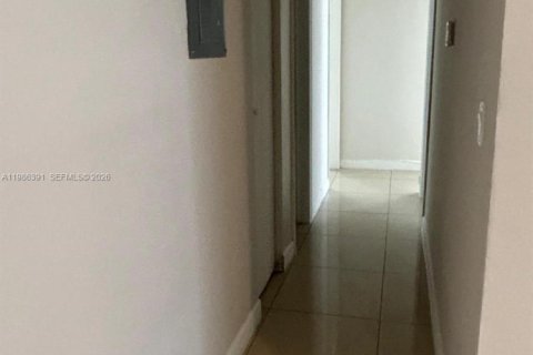 Villa ou maison à louer à North Lauderdale, Floride: 3 chambres, 393.35 m2 № 2044822 - photo 8