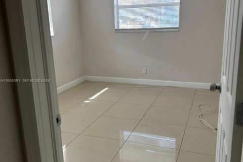 Villa ou maison à louer à North Lauderdale, Floride: 3 chambres, 393.35 m2 № 2044822 - photo 7
