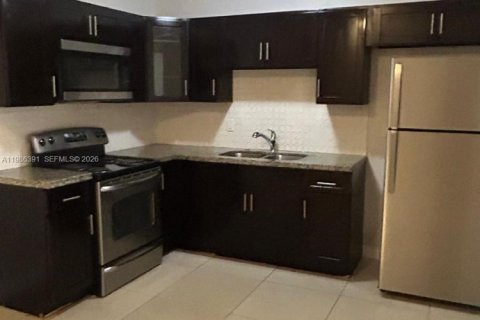 Villa ou maison à louer à North Lauderdale, Floride: 3 chambres, 393.35 m2 № 2044822 - photo 2