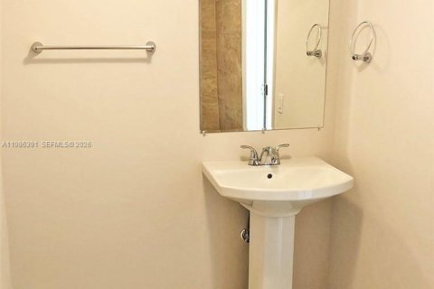 Villa ou maison à louer à North Lauderdale, Floride: 3 chambres, 393.35 m2 № 2044822 - photo 6