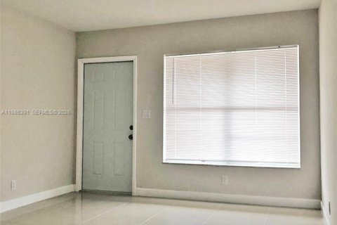 Villa ou maison à louer à North Lauderdale, Floride: 3 chambres, 393.35 m2 № 2044822 - photo 4