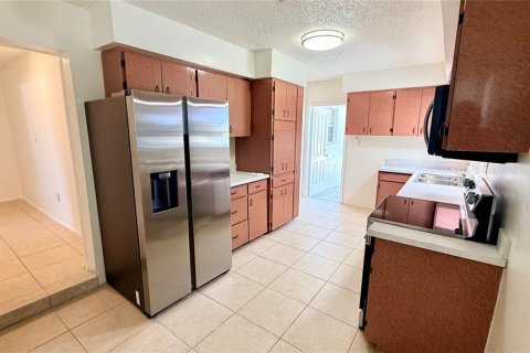 Villa ou maison à louer à Sarasota, Floride: 2 chambres, 60.39 m2 № 2378291 - photo 9