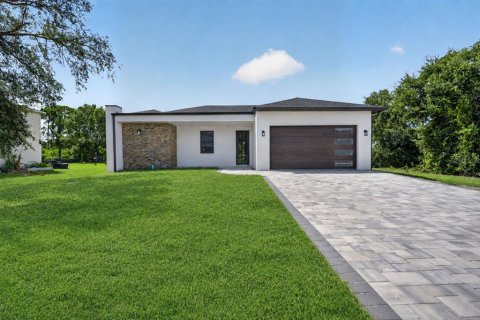 House in Port Charlotte, Florida 3 bedrooms, 134.89 sq.m. № 2348336
