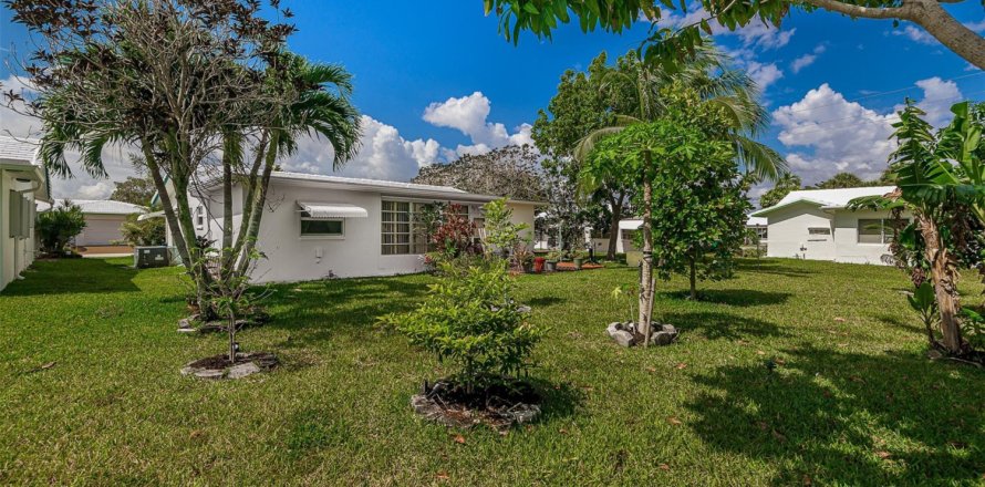House in Tamarac, Florida 2 bedrooms, 134.06 sq.m. № 1160357
