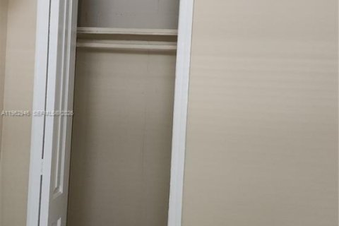 Villa ou maison à louer à Fort Lauderdale, Floride: 2 chambres, 125.98 m2 № 2023944 - photo 12