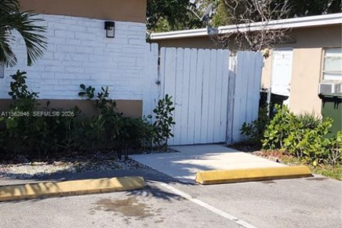 Villa ou maison à louer à Fort Lauderdale, Floride: 2 chambres, 125.98 m2 № 2023944 - photo 3