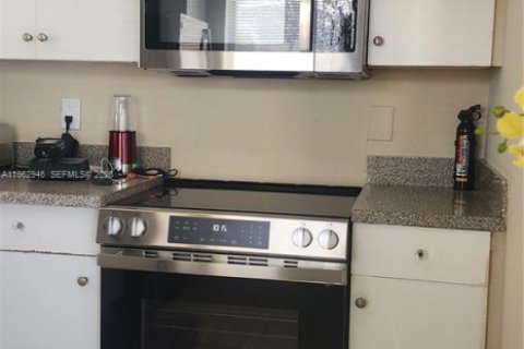 Villa ou maison à louer à Fort Lauderdale, Floride: 2 chambres, 125.98 m2 № 2023944 - photo 6