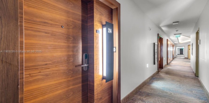 Кондоминиум с 1 спальней в Майами-Бич, Флорида № 1955639