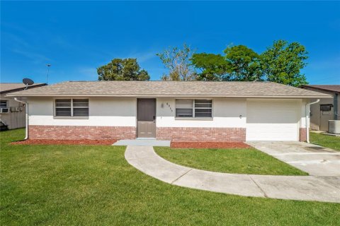 House in Port Richey, Florida 2 bedrooms, 78.04 sq.m. № 1831352 - photo 1