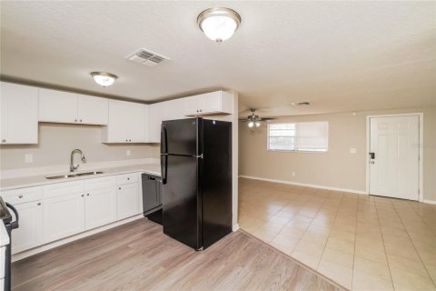 House in Port Richey, Florida 2 bedrooms, 78.04 sq.m. № 1831352 - photo 6