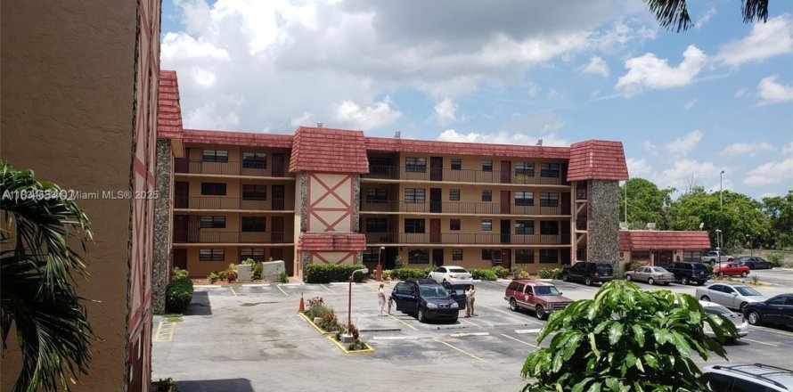 Condo in Hialeah, Florida, 3 bedrooms № 1821602