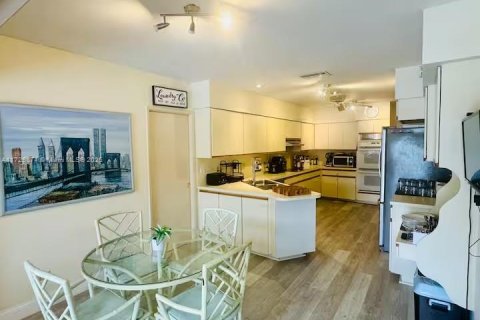 Casa en alquiler en Fort Lauderdale, Florida, 5 dormitorios, 361.48 m2 № 2060022 - foto 15