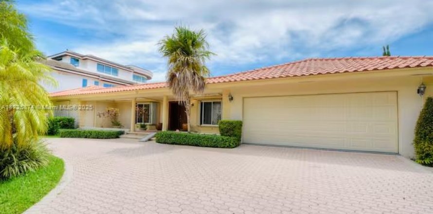 Casa en Fort Lauderdale, Florida 5 dormitorios, 361.48 m2 № 2060022