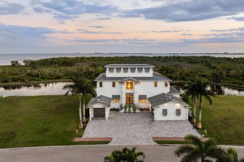House in Bradenton, Florida 4 bedrooms, 641.12 sq.m. № 2141792