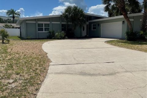 House in Tierra Verde, Florida 4 bedrooms, 195.09 sq.m. № 1883055 - photo 1