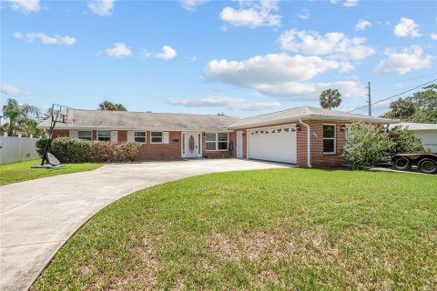 House in South Daytona, Florida 3 bedrooms, 214.05 sq.m. № 1716848 - photo 2