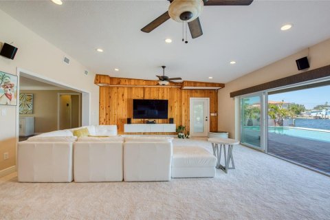 House in Saint Pete Beach, Florida 3 bedrooms, 190.36 sq.m. № 1906782 - photo 23