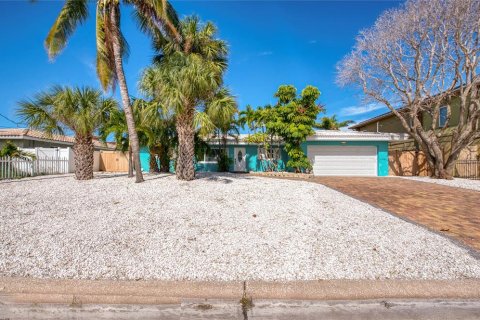 House in Saint Pete Beach, Florida 3 bedrooms, 190.36 sq.m. № 1906782 - photo 2