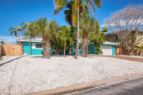 House in Saint Pete Beach, Florida 3 bedrooms, 190.36 sq.m. № 1906782 - photo 3