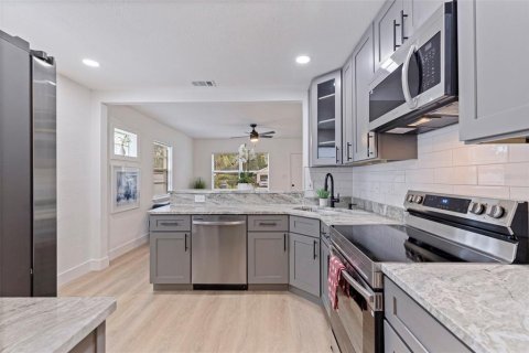 Купить виллу или дом в Сент-Питерсберг, Флорида 3 комнаты, 77.11м2, № 1905875 - фото 11