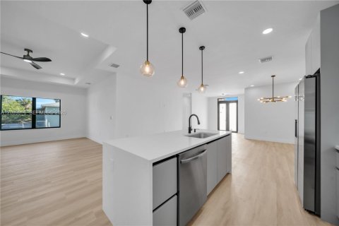 Villa ou maison à vendre à North Port, Floride: 4 chambres, 223.06 m2 № 2072379 - photo 10