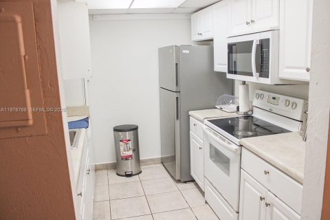 Кондоминиум с 2 спальнями в Майами, Флорида № 2040577