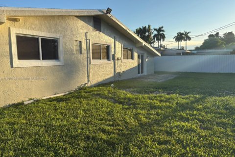 House in Miramar, Florida 4 bedrooms, 182.27 sq.m. № 1889146 - photo 9