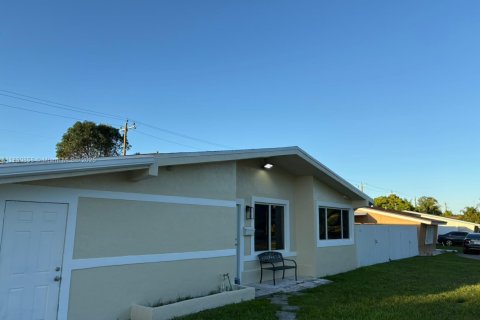 House in Miramar, Florida 4 bedrooms, 182.27 sq.m. № 1889146 - photo 1